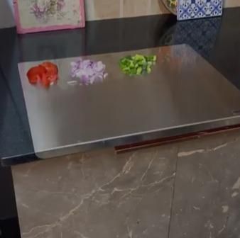 Stainless Steel Chopping Board (35x31cm) Package Contains : It has 1 Piece of Material